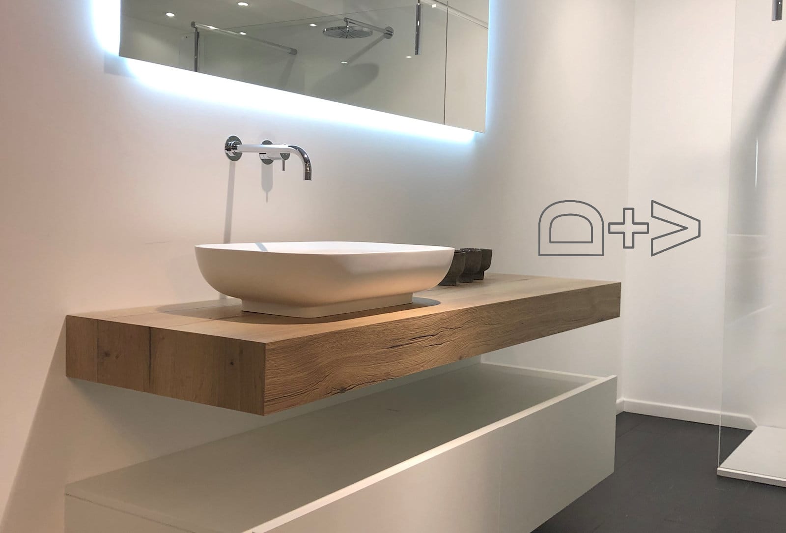 Badkamer met houten maatwerkmeubel, met het D+V-logo op de muur